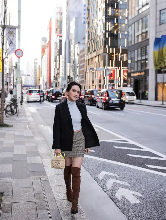 Seperti blazer hitam yang dipadukan turtleneck biru dan plaid mini skirt. @shandyaulia.