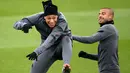 Penyerang Paris Saint-Germain (PSG) Kylian Mbappe dan Rafinha bercanda selama sesi latihan di tempat latihan klub Camp des Loges di Saint-Germain-en-Laye, Senin (6/12/2021). PSG akan melawan Club Brugge pada matchday terakhir fase grup Liga Champions, Rabu (8/12) dini hari WIB. (FRANCK FIFE/AFP)