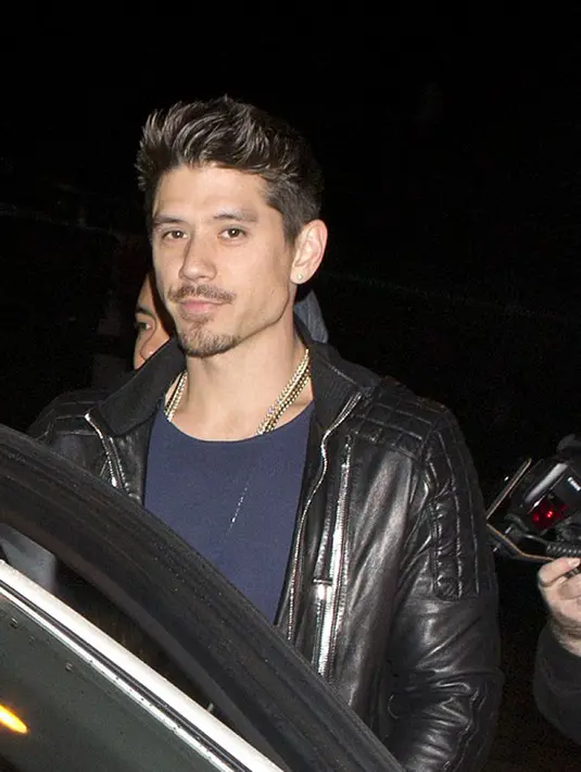 Mengenakan pakaian serba hitam, dengan rasa percaya diri yang tinggi Mariah tak menutupi cincin pemberian mantannya saat makan malam bareng kekasih. Ia da n Bryan justru mengumbar senyum ke kamera paparazzi.(doc.dailymail.com)