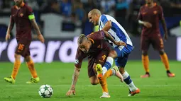 Pemain AS Roma, Radja Nainggolan berebut bola dengan pemain Porto, Maxi Pereira (kanan) pada leg pertama  playoff Liga Champions 2016-2017 di Estadio Do Dragao, Kamis (18/8/2016) dini hari WIB. (AP/Paulo Duarte)