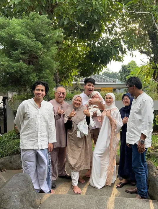 Yasmine juga merayakan lebaran idul fitru bersama keluarga Aditya Zoni