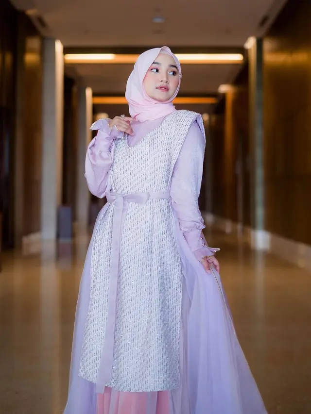 6 Model Gamis Kekinian ala Fatin Shidqia, Stylish untuk Tubuh Mungil