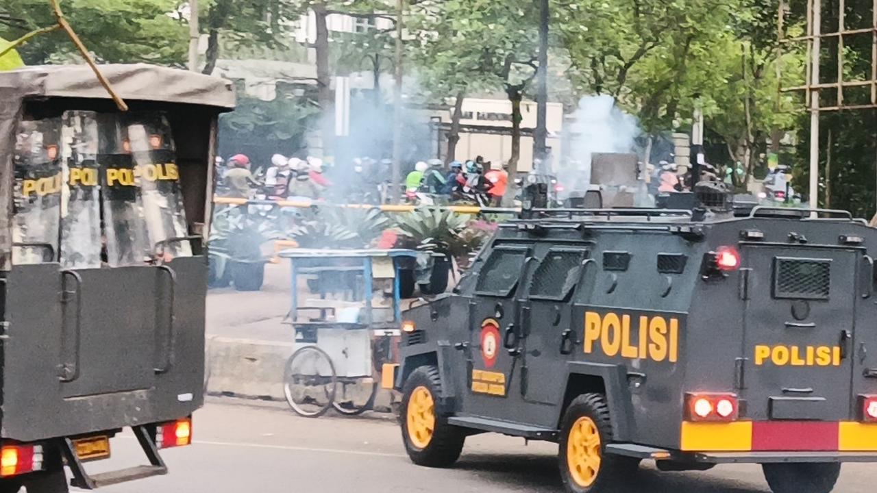 Antisipasi Rusuh, Massa di Depan Gedung Sate Dibubarkan dengan Gas Air Mata
