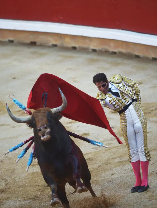 Seorang matador mengecoh serangan banteng di Festival San Fermin, Pamplona, Spanyol, Selasa (7/7/2015). Aksi pertarungan antara Matador dengan banteng menjadi salah satu aksi yang ditunggu di Festival ini. (Reuters/Vincent West)