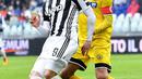 Striker Juventus, Gonzalo Higuain, berusaha melewati gelandang Udinese, Valon Behrami, pada laga Serie A di Stadion Allianz, Minggu (11/3/2018). Juventus menang 2-0 atas Udinese. (AP/Alessandro di Marco)