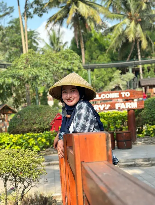 Hidup di desa, Novi juga mengikuti berbagai kegiatan di kampungnya. Seperti belum lama ini, Novi ikut merayakan karnaval 1 abad desanya, Selo Kabupaten Boyolali. [Instagram/novilisty_]