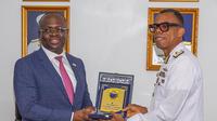 Menteri Pertahanan Ghana (kiri) Edward Omane Boamah. (Dok.&nbsp;Ghana Armed Forces)