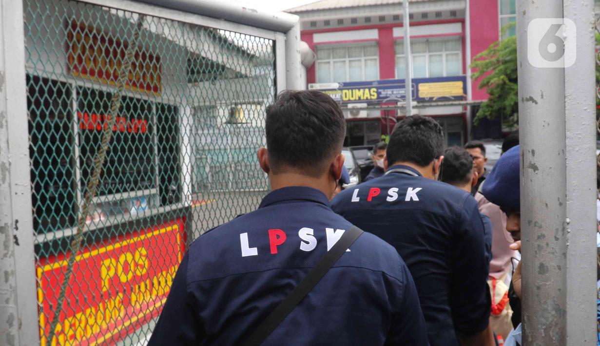 Petugas LPSK masuk ke dalam Lembaga Pemasyarakatan (Lapas) Kelas II A Salemba jelang pemindahan terpidana kasus pembunuhan berencana terhadap Nofriyansyah Yosua Hutabarat, Bharada Richard Eliezer Pudihang Lumiu, Jakarta, Senin (27/2/2023). (Liputan6.com/Herman Zakharia)