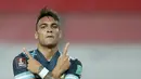 Penyerang Argentina, Lautaro Martinez berselebrasi usai mencetak gol ke gawang Peru pada pertandingan kualifikasi Piala Dunia 2022 di Lima, Peru, Selasa (17/11/2020). Argentina menang 2-0 atas Peru. (Daniel Apuy, Pool via AP)
