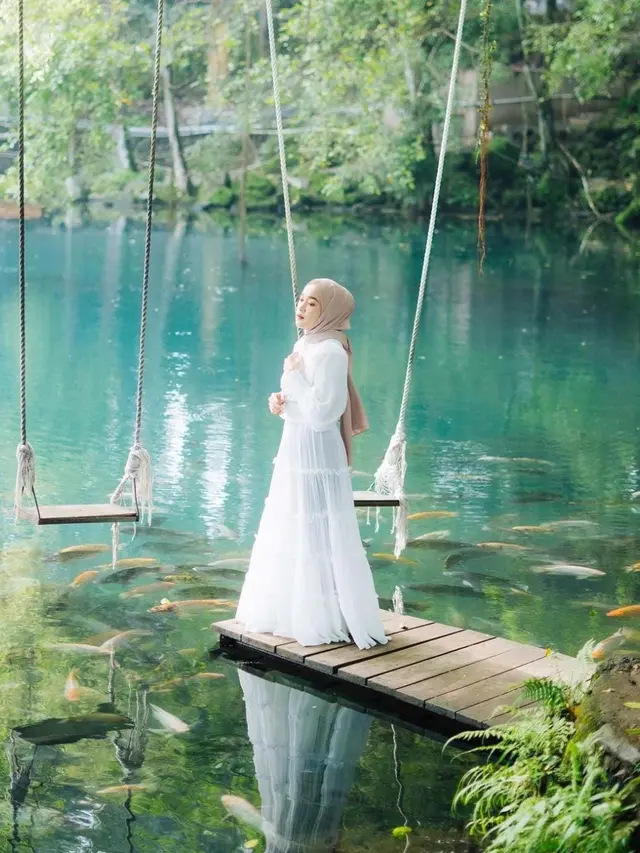 Pesona Ririe Fairus di Telaga Biru, Cantik Bak Peri di Negeri Dongeng