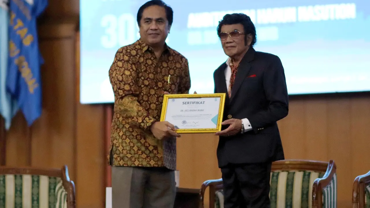 Dekan UIN Syarif Hidayatullah Jakarta Ismatu Ropi bersama raja dangdut Rhoma Irama. (Istimewa)
