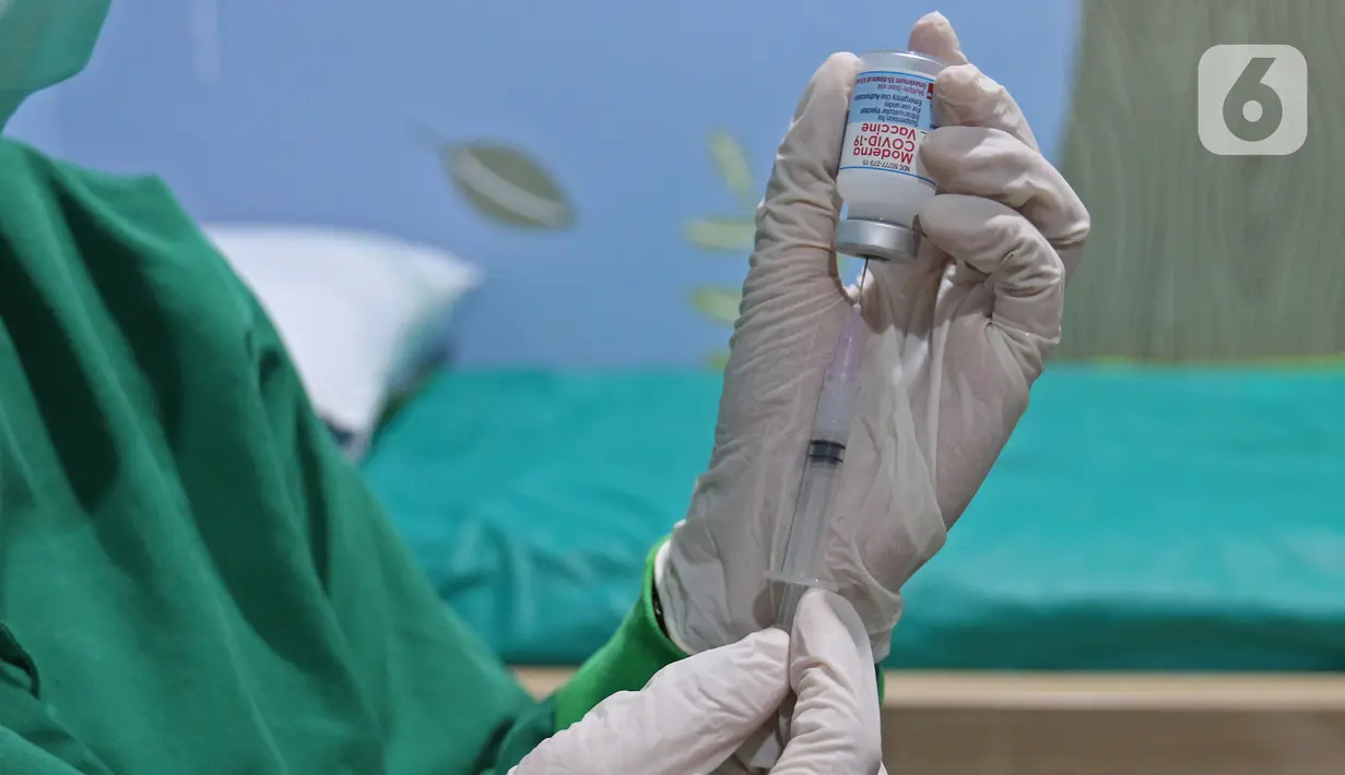 Petugas menyiapkan vaksin covid-19 moderna di RSUD Pasar Minggu, Jakarta, Selasa (25/8/2021). Layanan vaksin Moderna di Jakarta diberikan untuk masyarakat yang tidak bisa menggunakan vaksin AstraZenecca dan Sinovac berdasarkan surat keterangan dari fasilitas kesehatan. (Liputan6.com/Herman Zakharia)