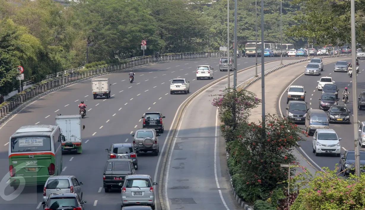 Arus lalulintas di kawasan Jalan Thamrin mengarah ke Sudirman, Jakarta, Kamis (18/6/2015). Pada hari pertama puasa Ramadan 1436 H, beberapa titik jalan terlihat lengang dan sepi dari aktivitas warga. (Liputan6.com/Faizal Fanani)