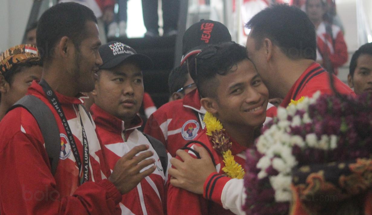 Sambutan hangat Menpora, Imam Nahrawi kepada atlet yang mengikuti ASEAN Paragames 2017 di Bandara Adi Soemarmo, Solo, (24/9/2017). Indonesia berhasil meraih juara umum dengan meraih 26 medali emas 75 perak dan 50 perunggu.  (Bola.com/Ronal Seger)