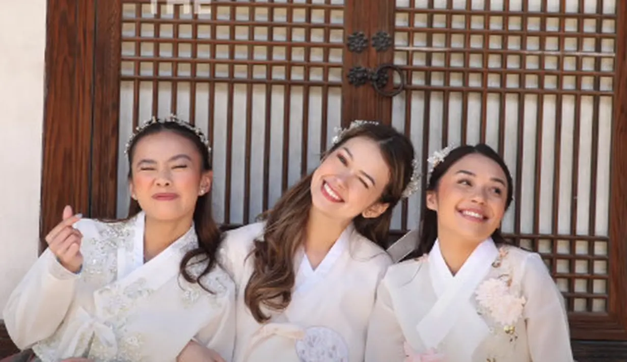 Aktris 22 tahun itu kebanjiran pujian dengan penampilannya kenakan hanbok. [@rklopper]