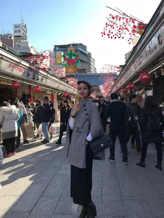 "Tuhan kasih aku kesehatan sampai sekarang dan kasih kerjaan, masih dikasih kesempatan di layar kaca, masih terima aku dan melihat tayangan aku," tukas Gracia Indri. (Instagram/graciaz14)