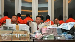 Ratusan lembar uang palsu yang berhasil diamankan Bareskrim Polri, Jakarta, Senin (7/12/2015). Selain ratusan lembar uang palsu pecahan Rp100.000 dan 50.000, petugas juga mengamankan alat print pembuat uang palsu. (Liputan6.com/Yoppy Renato)