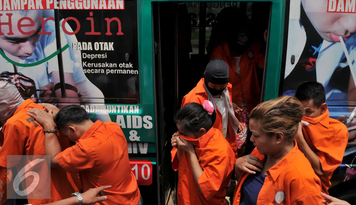 Sejumlah tersangka digiring keluar saat rilis pengungkapan narkotika jenis sabu dan ekstasi jaringan internasional di Polda Metro Jaya, Jakarta, Rabu (9/9/2015). Polisi  amankan barang bukti narkoba senilai Rp 174.500.000. (Liputan6.com/Andrian M Tunay)