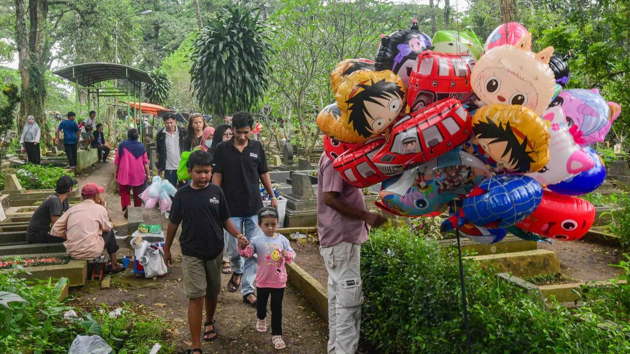 FOTO: Libur Imlek Dimanfaatkan Warga untuk Ziarah Jelang Ramadhan