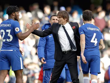 Pelatih Chelsea Antonio Conte mengucapkan selamat atas dua gol yang dicetak Michy Batshuayi saat pertandingan melawan Watford di stadion Stamford Bridge di London (21/10). Michy Batshuayi  berhasil menyumbang dua gol untuk Chelsea. (AP/Matt Dunham)