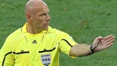 Gaya wasit Inggris Howard Webb saat memimpin laga penyisihan Grup H PD 2010 antara Spanyol dan Swiss di Moses Mabhida Stadium, Durban, 16 Juni 2010. AFP PHOTO / KARIM JAAFAR