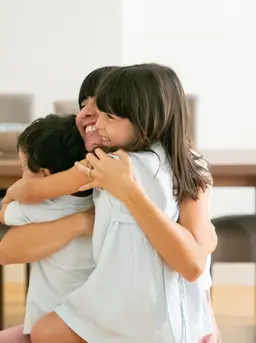 Gestur sederhana ini ternyata memiliki dampak besar bagi perkembangan kepercayaan diri dan ketangguhan emosional anak, lho, Sahabat Fimela! [Dok/freepik.com/pch.vector]