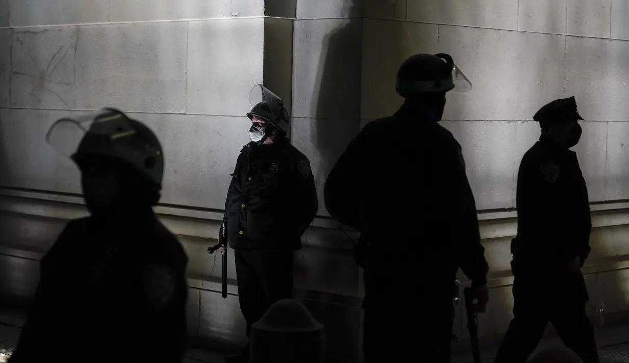 Petugas kepolisian New York memblokir pintu masuk utara ke Washington Square Park setelah berhadapan dengan pengunjuk rasa di New York, Amerika Serikat, Rabu (4/11/2020). (AP Photo/Seth Wenig)