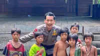 Kedekatan Brimob Polda Jambi dengan Suku Anak Dalam (Dewi Divianta/Liputan6.com)