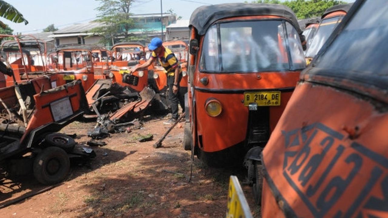 Melihat pemusnahan bajaj dua tak di Cipinang Bali