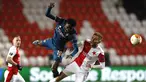 Gelandang Arsenal, Thomas Partey ditantang oleh penyerang Slavia Praha, Jan kuchta pada leg kedua perempat final Liga Europa di Stadion Sinobo, Praha, Jumat (16/4) dini hari WIB.  Arsenal lolos ke semifinal Liga Europa setelah menang telak 4-0 di markas Slavia Praha. (AP Photo/Petr David Josek)