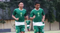 Dua pemain Persebaya U-20, M. Kemaluddin dan Zulfikar Ahmad. (Bola.com/Aditya Wany)