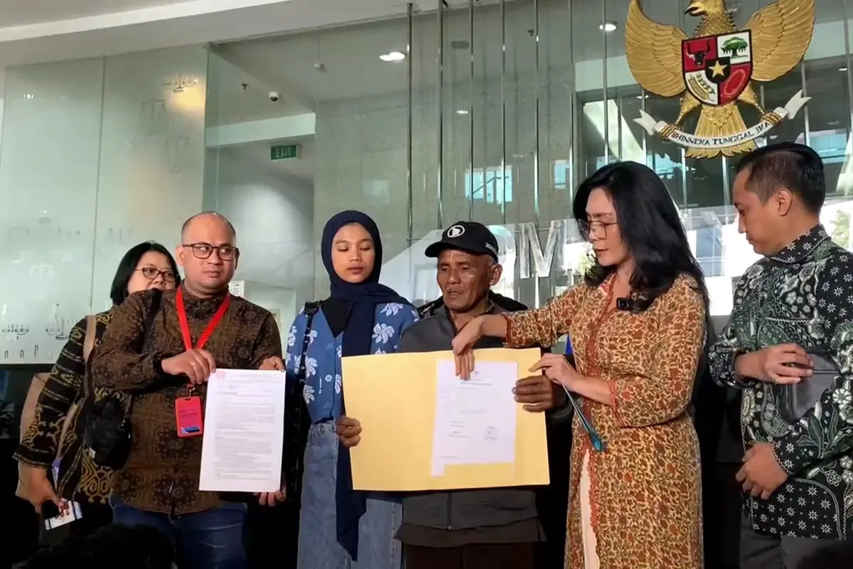 Keluarga almarhum Dini Sera Afriyanti (29) melaporkan Majelis Hakim Pengadilan Negeri Surabaya ke Komisi Yudisial (KY) atas vonis bebas kepada Gregorius Ronald Tannur, terdakwa kasus pembunuhan. (Merdeka.com/Bachtiarudin Alam)