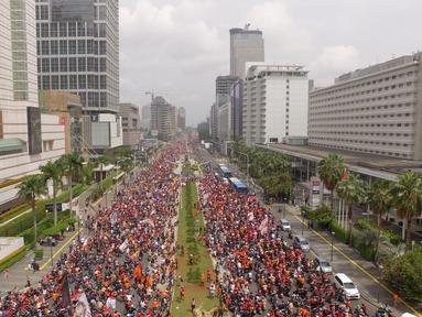 Foto udara suporter Persija Jakarta, The Jakmania, tumpah ruah saat konvoi merayakan gelar Piala Liga 1 musim 2018 di Bundaran HI, Jakarta, Sabtu (15/12). Persija berhasil juara Liga 1 usai mengalahkan Mitra Kukar. (Bola.com/Muhammad Husni)