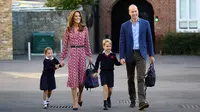 Kate Middleton dan Pangeran William saat menemani kedua buah hatinya, Pangeran George dan Putri Charlotte di hari pertama sekolah di Thomas's Battersea di London pada 5 September 2019. (AARON CHOWN / POOL / AFP)
