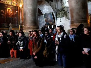 Jemaat Kristen beribadah setelah tiga hari penutupan Gereja Makam Kudus di Yerusalem, Rabu (28/2). Aktivitas ini kembali dilakukan di gereja di mana Yesus disalibkan, wafat, dimakamkan, dan bangkit tersebut. (THOMAS COEX/AFP)