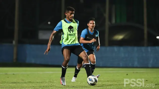 Ricky Kambuaya tengah berlatih bersama Timnas Indonesia di Thailand.