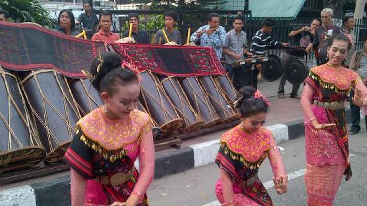Tortor iringi ibadah HKBP & GKI Yasmin di depan Istana