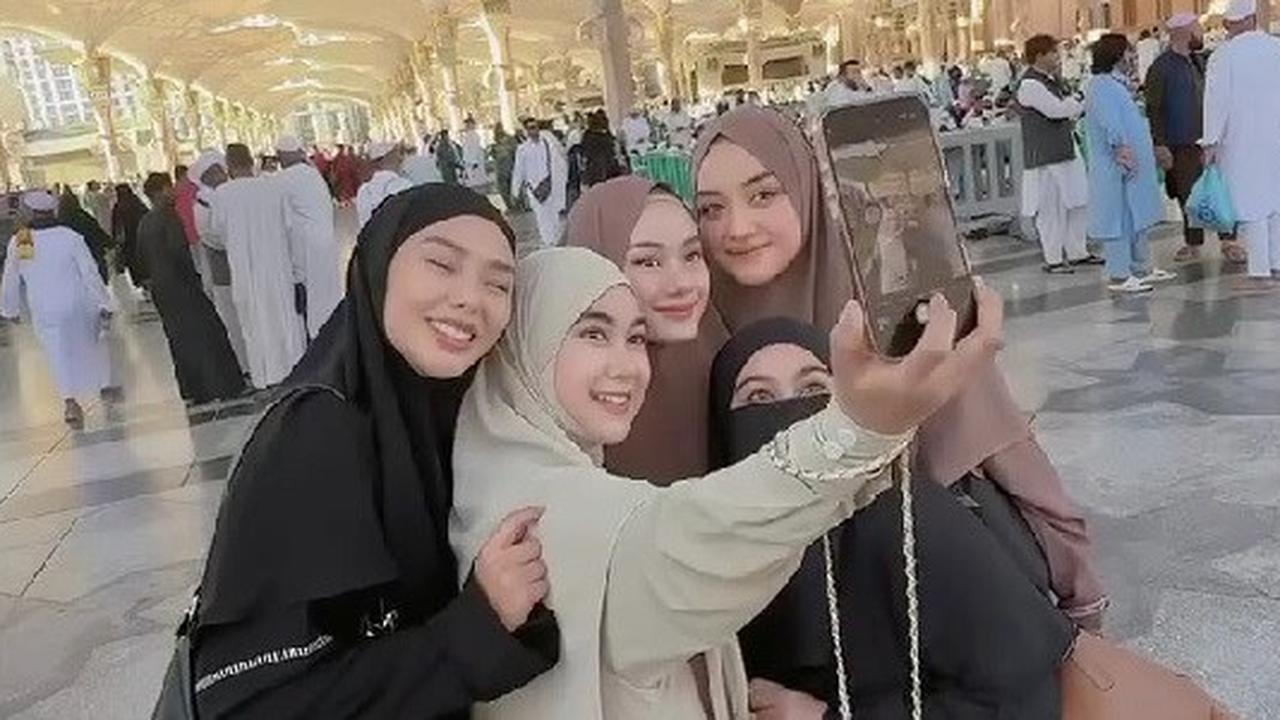 4 Potret Memukau Dara Arafah hingga Dinda Hauw di Tanah Suci Jalani Umrah, Bestie Sejati