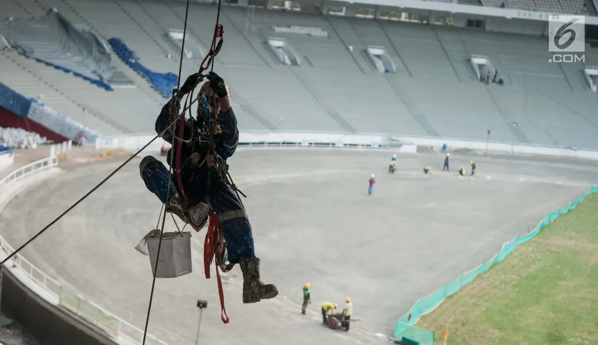 Pekerja menyelesaikan proyek pembangunan Stadion Utama Gelora Bung Karno di Senayan, Jakarta, Selasa (23/5). Pekerjaan penataan kawasan GBK dibagi menjadi dua paket pekerjaan, yakni paket zona 1 dan zona 2. (Liputan6.com/Gempur M. Surya)