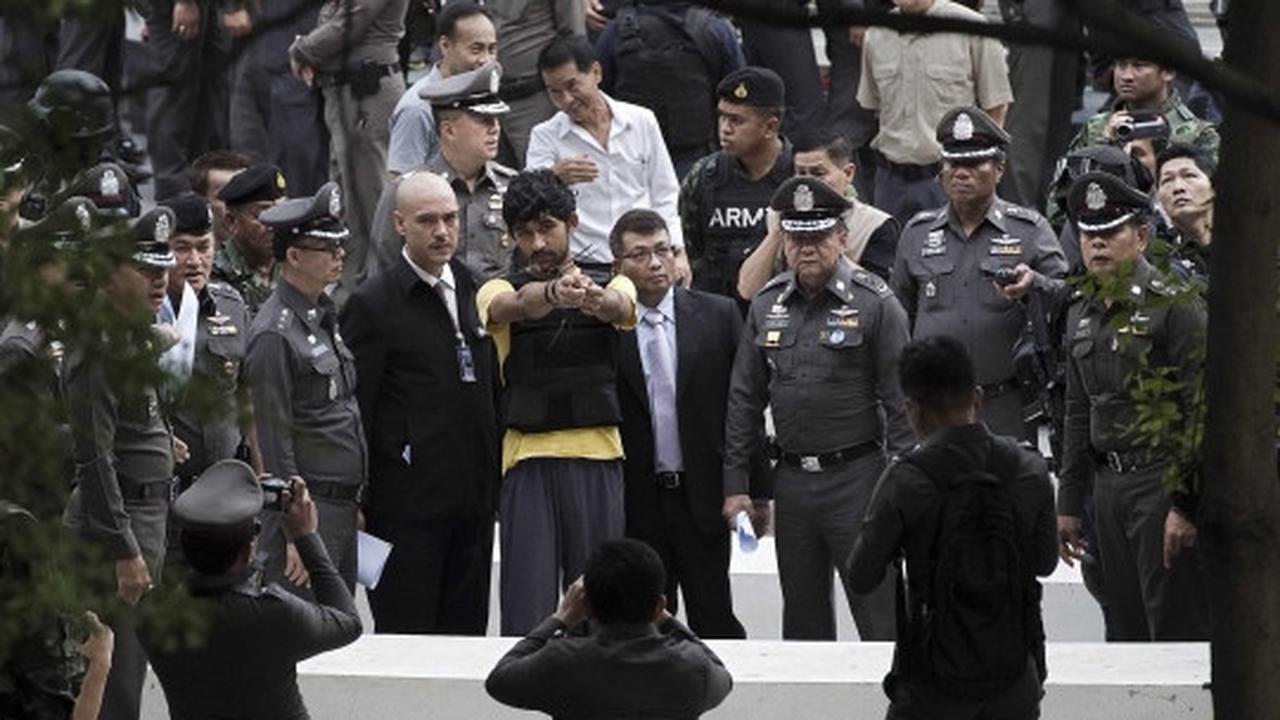 Ketatnya pengawalan tersangka bom Bangkok saat rekonstruksi