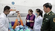 Tim medis menyodorkan beberapa lembar uang ke pria asal China ini. Uang dengan nominal paling besar ternyata membuatnya bangun dari koma.