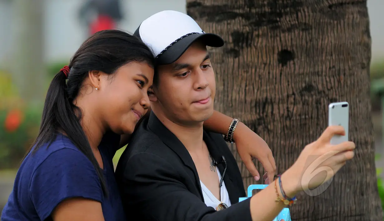 Kevin Julio berfoto selfie dengan salah satu fansnya dalam program Ngedate Bareng Artis yang diselenggarakan oleh Liputan6.com, Jakarta, Rabu (1/4/2015). (Liputan6.com/Faisal R Syam)