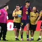 Pemain muda Barcelona, Marc Bernal, mendapatkan perawatan setelah mengalami cedera dalam laga kontra Rayo Vallecano pada jornada ketiga La Liga Spanyol, Rabu (28/8/2024). (AP Photo/Manu Fernandez)