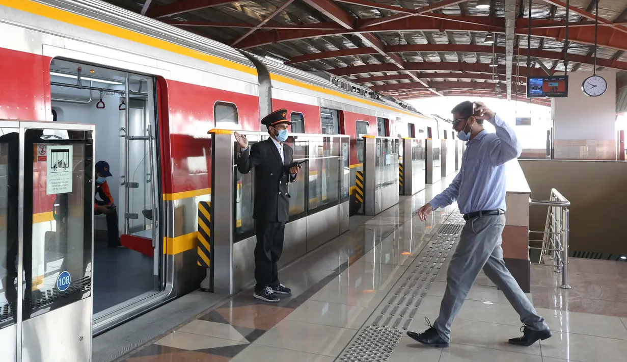 Penumpang menaiki Orange Line di stasiun kereta bawah tanah di Lahore, Pakistan, 26 Oktober 2020. Orange Line, layanan kereta metro pertama Pakistan, pada Minggu (25/10) mulai beroperasi secara komersial membuka tahap baru sektor transportasi umum di negara Asia Selatan tersebut. (Xinhua/Liu Tian)