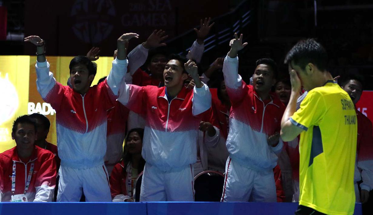 Aksi pebulutangkis putra Indonesia, Firman Abdul Kholik, saat berhadapan dengan pemain Thailand, Boonsak Ponsana, dalam final beregu putra bulutangkis SEA Games 2015 di Singapore Indoor Stadium, Singapura. Jumat (12/5). (Bola.com/Arief Bagus)
