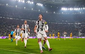 Dusan Vlahovic merayakan golnya ke gawang Udinese dalam giornata kesembilan Serie A 2025/2026, Kamis (30/10/2025) (Fabio Ferrari/LaPresse via AP)