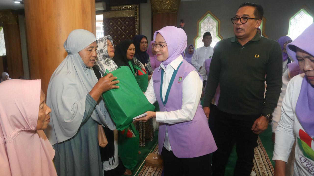 Momen Haru Korban Banjir Bali saat Terima Bantuan