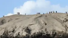 Viral Wisatawan Mendaki Anak Krakatau saat Siaga, Terancam Dipidana