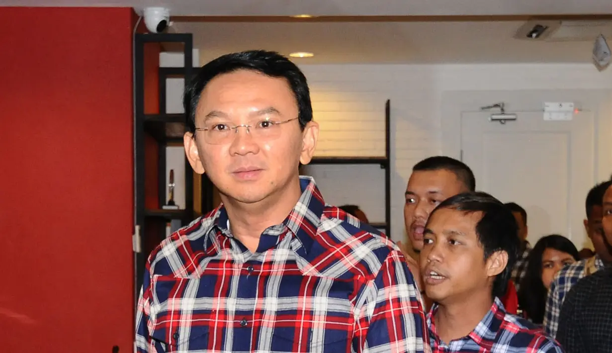 Calon Gubernur DKI Basuki Tjahaja Purnama saat sebelum peluncuran aplikasi Go Ahok2 di Jakarta, Senin (28/11). Aplikasi ini bagian dukungan pada Ahok-Djarot. (Liputan6.com/Helmi Fithriansyah)
