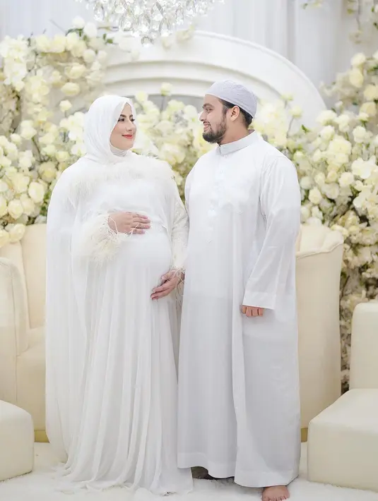 Pada kesempatan ini, Tasyi memilih nuansa putih untuk busana yang dikenakannya. Aksen bulu terlihat menghiasi area dada dan tangan. [Foto: Instagram/ Tasyi Atashiya]